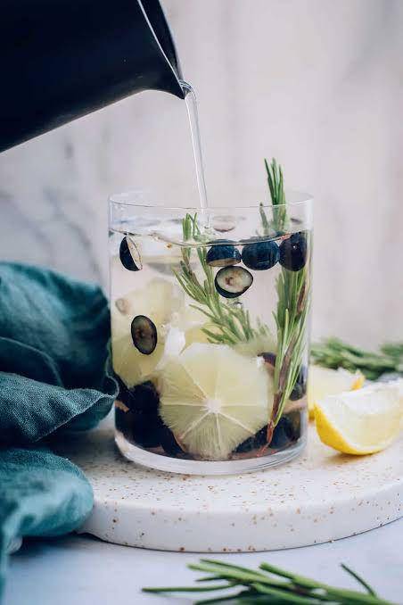 Ilustrasi infused water antara blueberry dan rosemary (helloglow.co)