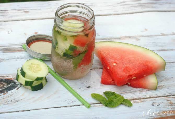 Ilustrasi infused water antara mentimun dan semangka (shesaved.com)