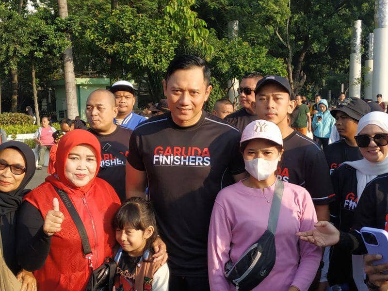 Lari Pagi di Lapangan Gasibu, AHY Jadi Pusat Perhatian Emak-emak