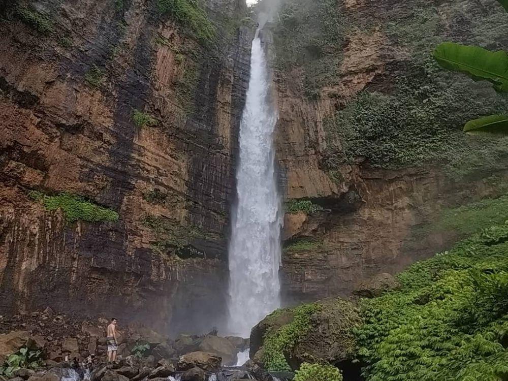 10 Potret Air Terjun Kapas Biru di Lumajang, Suasananya Asri