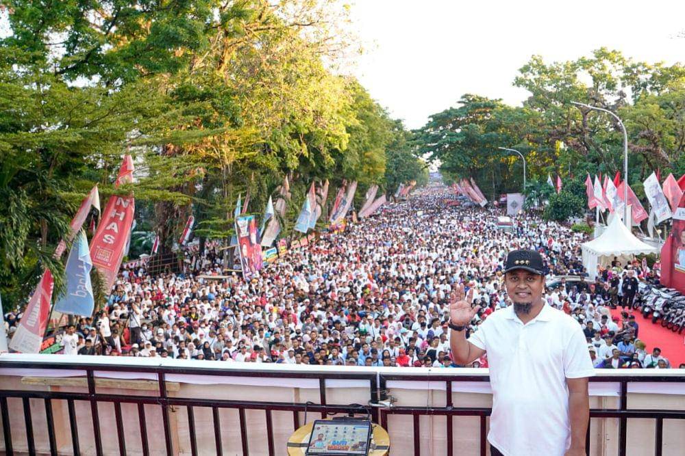 Gubernur Sulawesi Selatan Andi Sudirman Sulaiman di sela kegiatan jalan sehat Anti Mager di depan Rujab Gubernur Sulsel, Minggu (6/8/2023). Dok. Humas Pemprov Sulsel