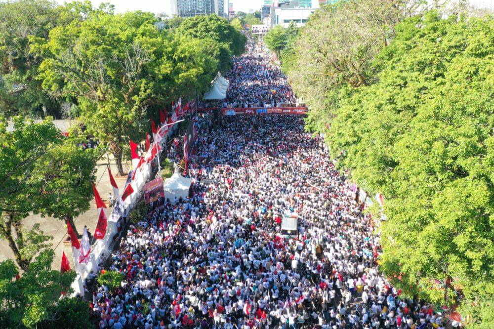 Suasana kegiatan jalan sehat Anti Mager di depan Rujab Gubernur Sulsel, Minggu (6/8/2023). Dok. Humas Pemprov Sulsel