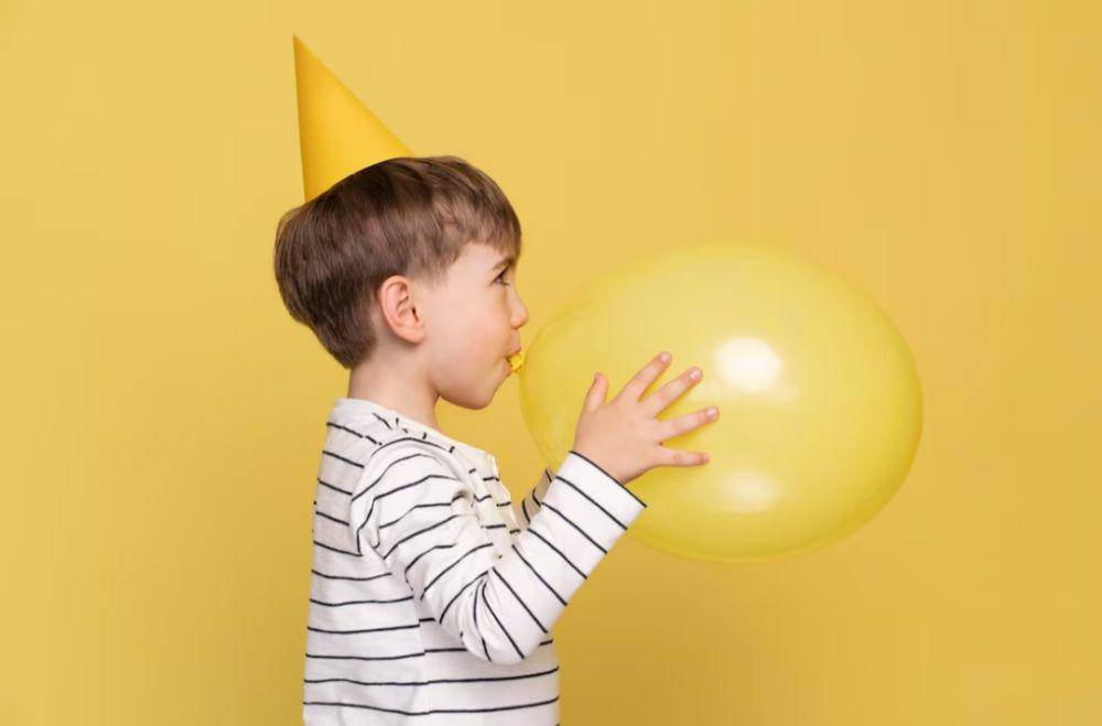 ilustrasi seorang anak meniup balon (freepik.com/freepik)