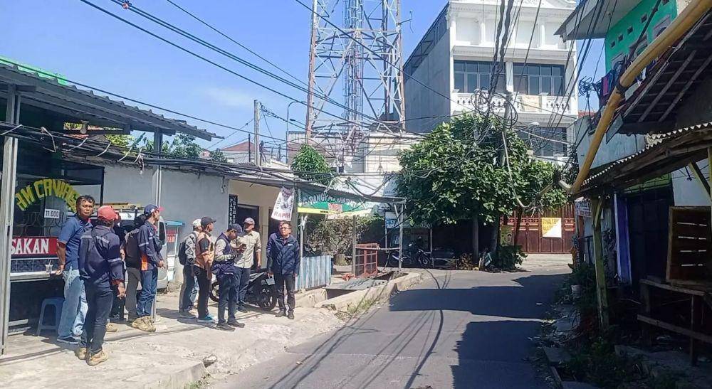 DPUPR Kota Depok melakukan pengecekan kabel semrawut yang dilaporkan warga. (Istimewa)