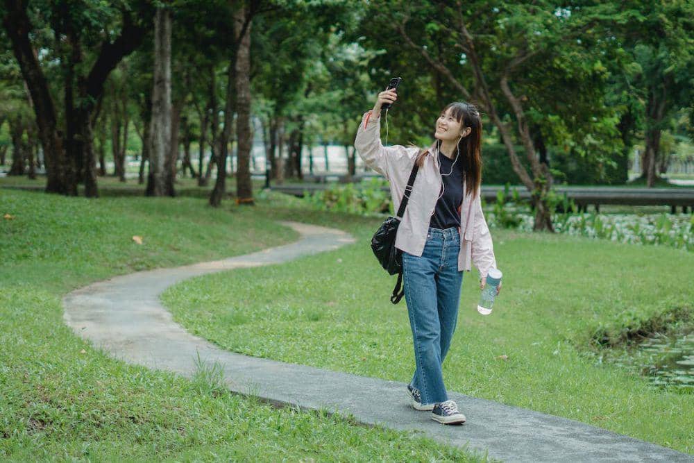 ilustrasi berjalan santai di taman (pexels.com/Zen Chung)