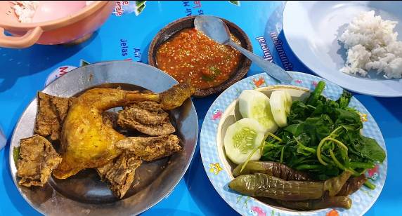 Ayam terong sambel ulek warung biru (Foto:Instagram/fitrianipitzy)