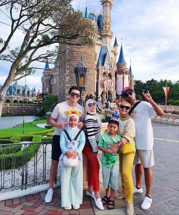 Syahrini di Disneyland ( Instagram.com/princessyahrini)