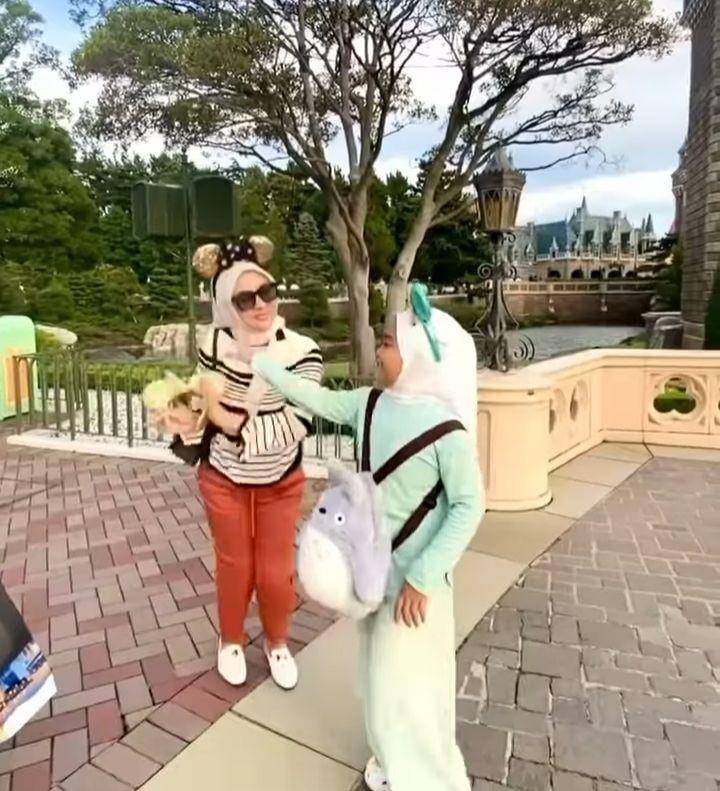 Syahrini di Disneyland ( Instagram.com/princessyahrini)