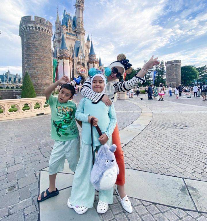 Syahrini di Disneyland ( Instagram.com/princessyahrini)