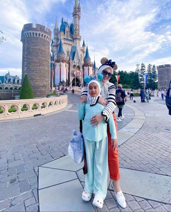 Syahrini di Disneyland ( Instagram.com/princessyahrini)