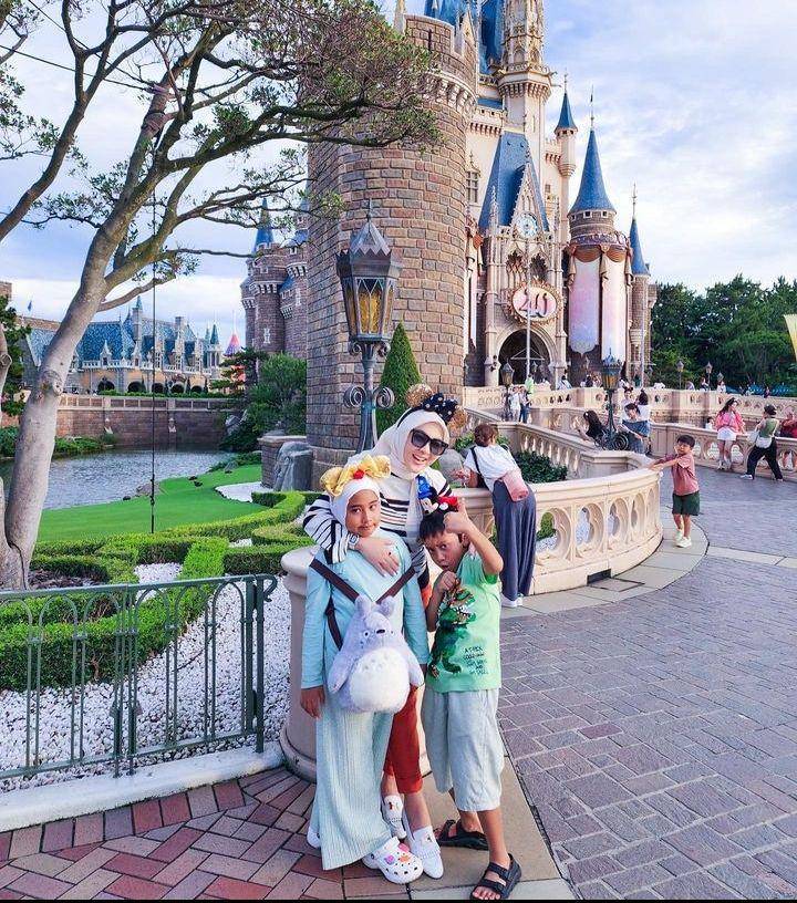Syahrini di Disneyland ( Instagram.com/princessyahrini)