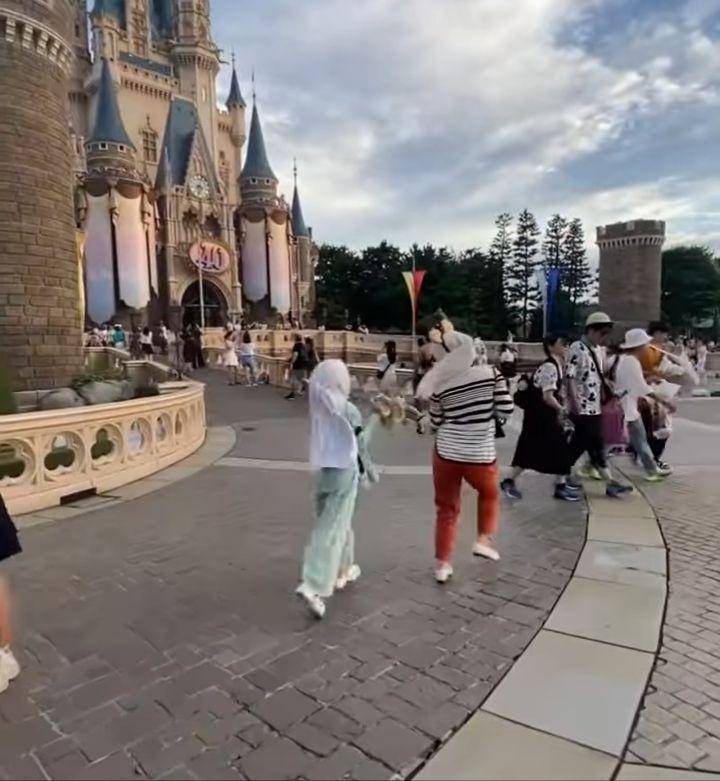 Syahrini di Disneyland ( Instagram.com/princessyahrini)