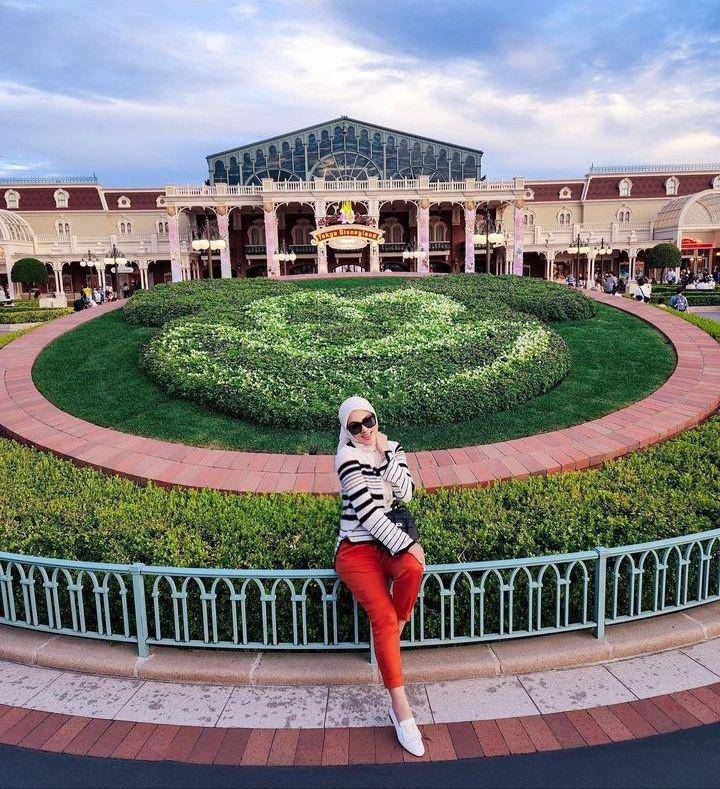 Syahrini di Disneyland ( Instagram.com/princessyahrini)