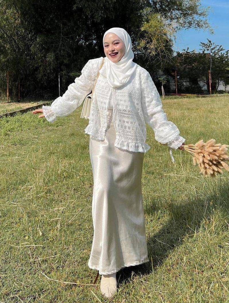 OOTD hijab rok silk (instagdam.com/chichiiannisa)