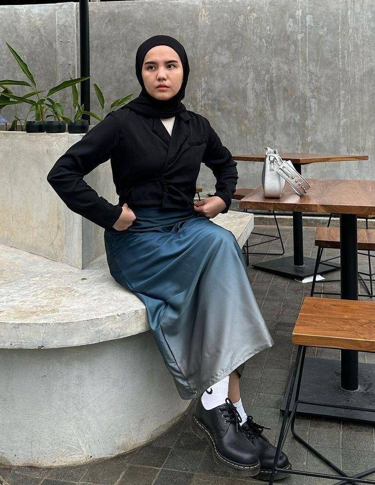 OOTD hijab rok silk (instagdam.com/viaazulviani)