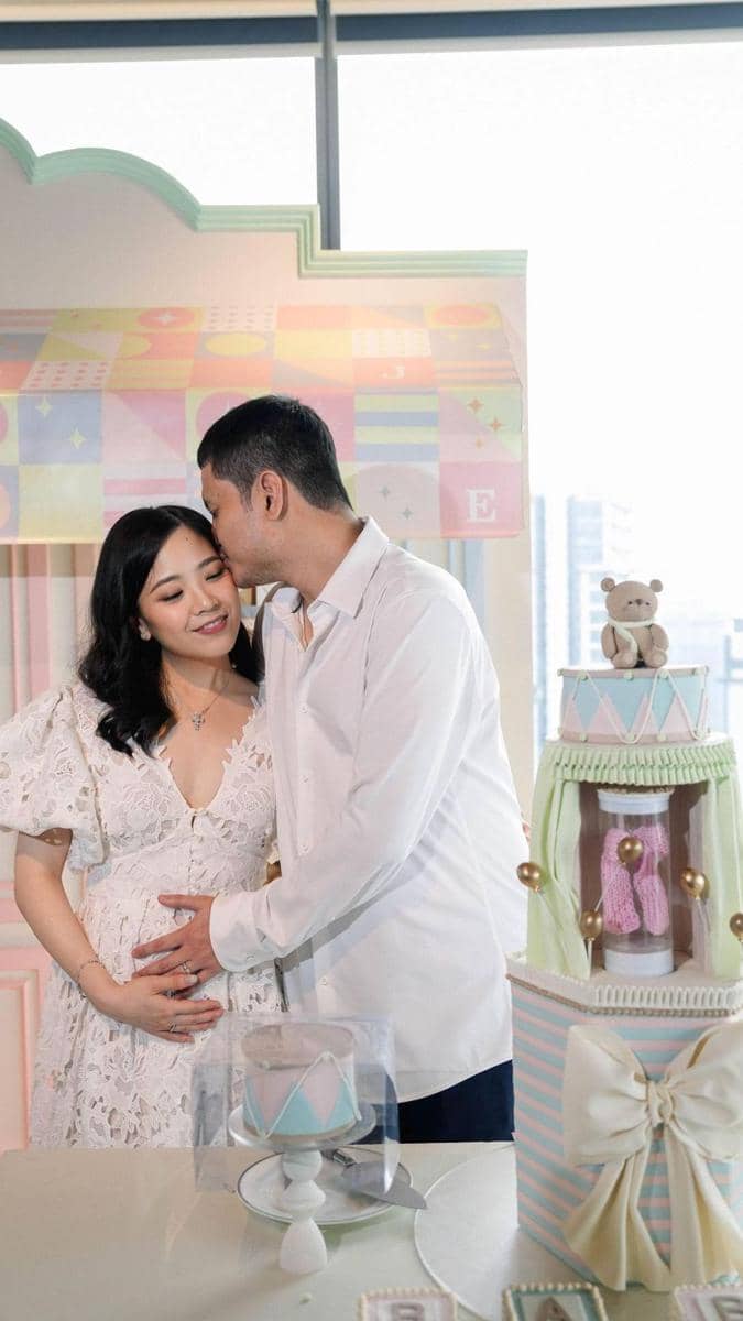 Jessica Tanoesoedibjo ( @awie @dimarbrata @axioo via instagram.com/jessicatanoe)