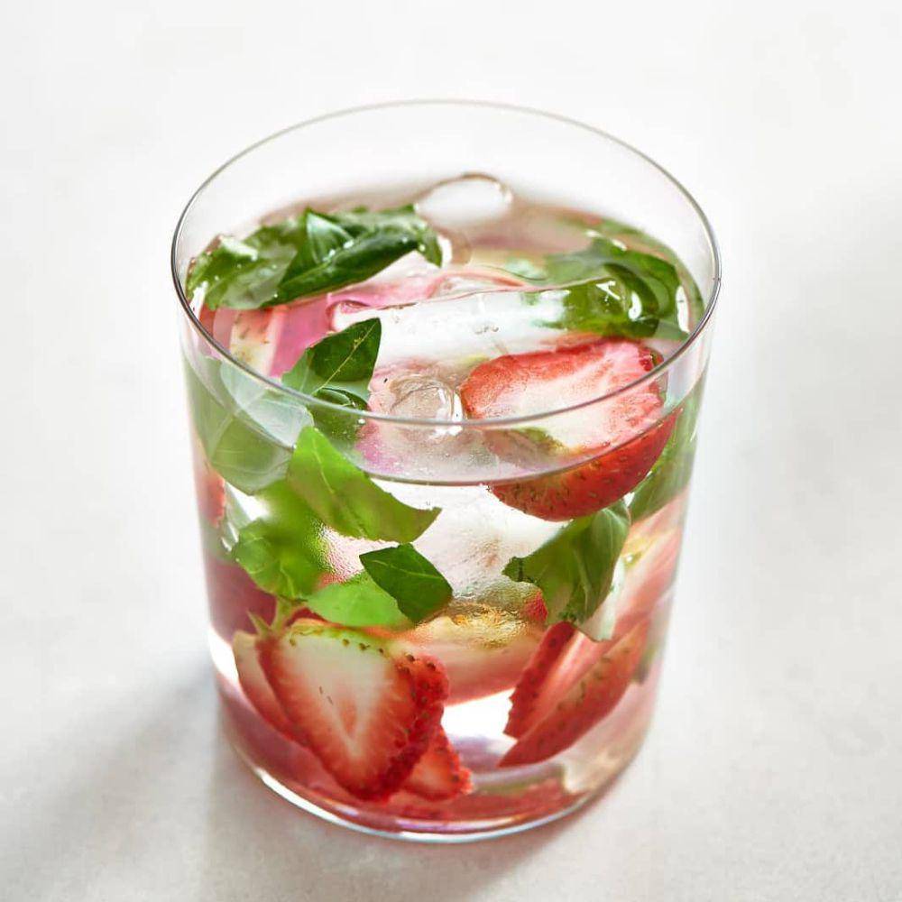 Ilustrasi infused water antara strawberry dan kemangi (instagram.com/nova__nutrition)