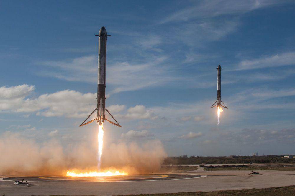Pendaratan dua roket Falcon 9 di Kennedy Space Center, Florida. (unsplash.com/SpaceX)