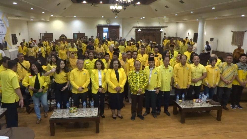 Ketua DPD Partai Golkar Jawa Timur, Sarmuji bersama para Caleg di Dapil VI RI. IDN Times/ Bramanta Pamungkas