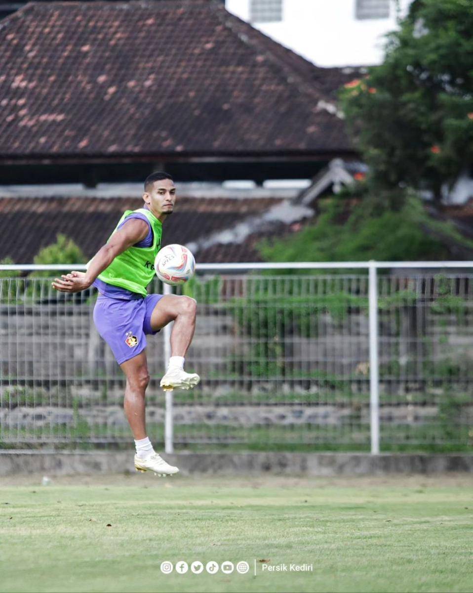 Pemain Persik Kediri saat berlatih di Bali. Instagram.com/persikfcofficial