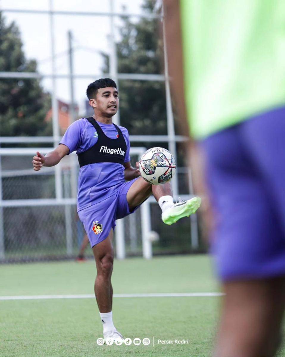 Pemain Persik Kediri saat berlatih di Bali. Instagram.com/persikfcofficial