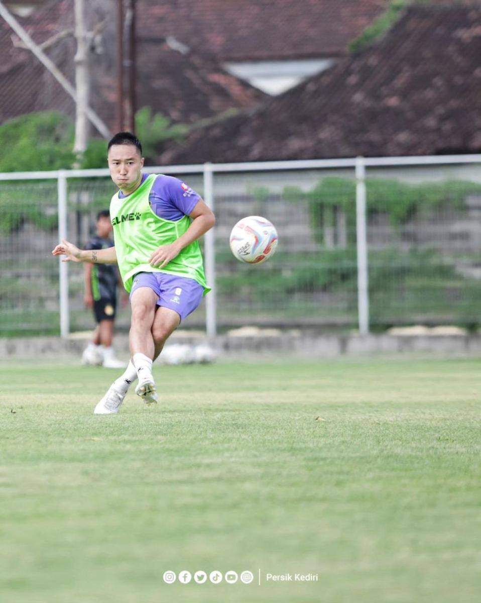Pemain Persik Kediri saat berlatih di Bali. Instagram.com/persikfcofficial