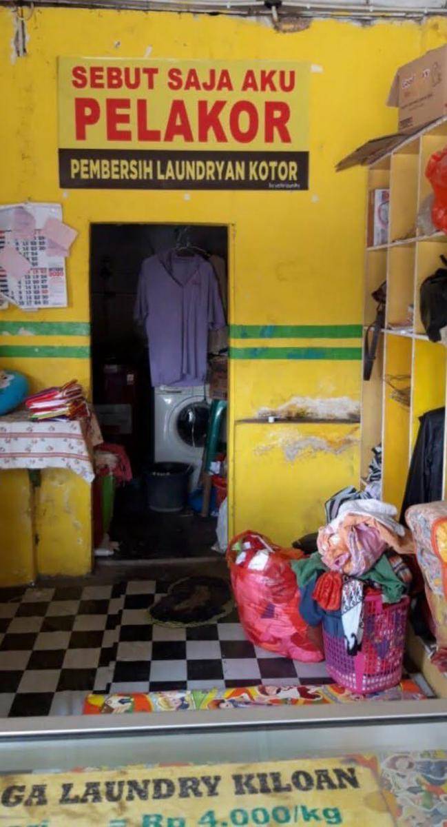 potret promosi kocak tukang laundry (facebook.com/senyum)