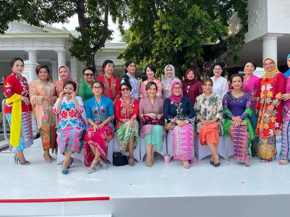 Potret 20 pemred dan jurnalis perempuan tampil anggun dengan kebaya di pagelaran Istana Berkebaya. 6 Agustus 2023. (dok. Istimewa)