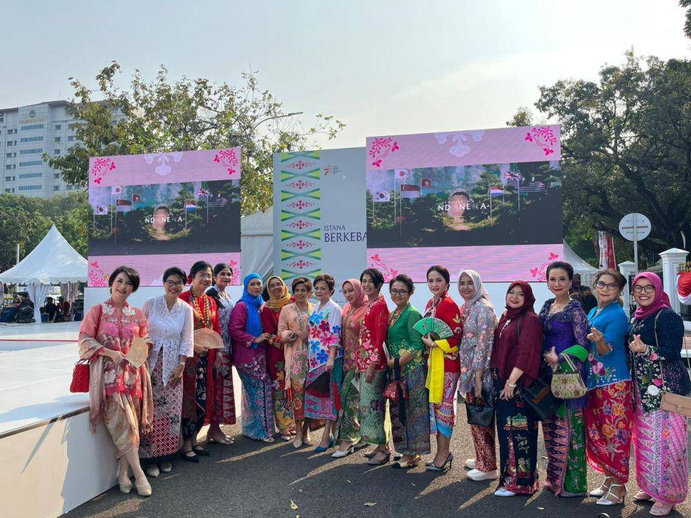 Potret 20 pemred dan jurnalis perempuan tampil anggun dengan kebaya di pagelaran Istana Berkebaya. 6 Agustus 2023. (dok. Istimewa)