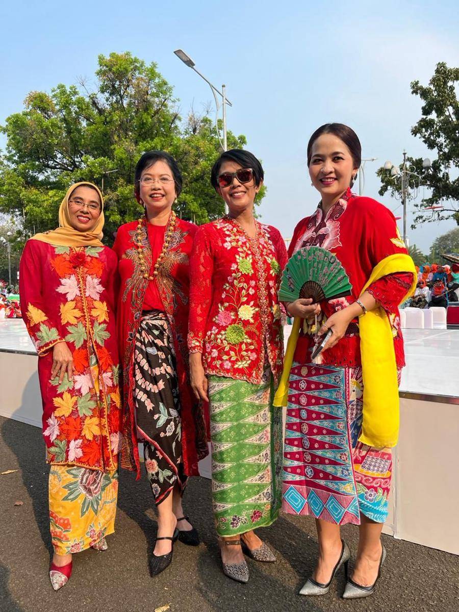 Potret 20 pemred dan jurnalis perempuan tampil anggun dengan kebaya di pagelaran Istana Kebaya. 6 Agustus 2023. (dok. Istimewa)