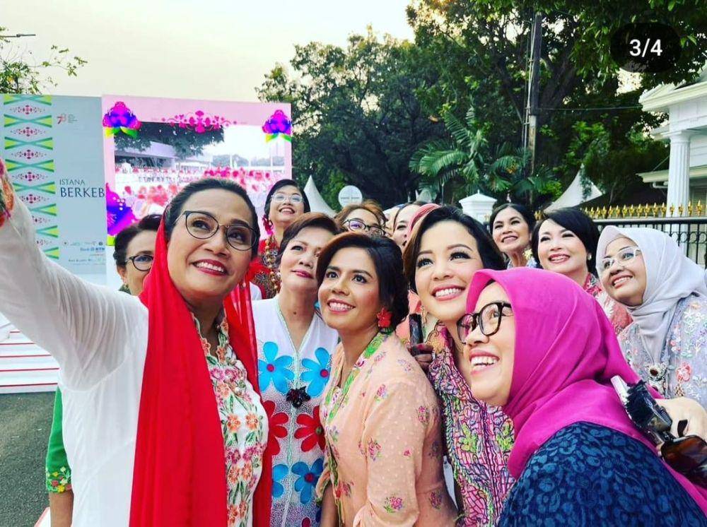 Potret 20 pemred dan jurnalis perempuan tampil anggun dengan kebaya di pagelaran Istana Kebaya. 6 Agustus 2023. (dok. Istimewa)