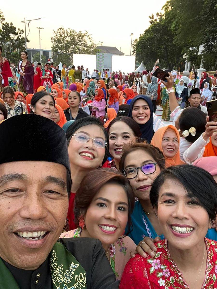 Potret 20 pemred dan jurnalis perempuan tampil anggun dengan kebaya di pagelaran Istana Kebaya. 6 Agustus 2023. (dok. Istimewa)