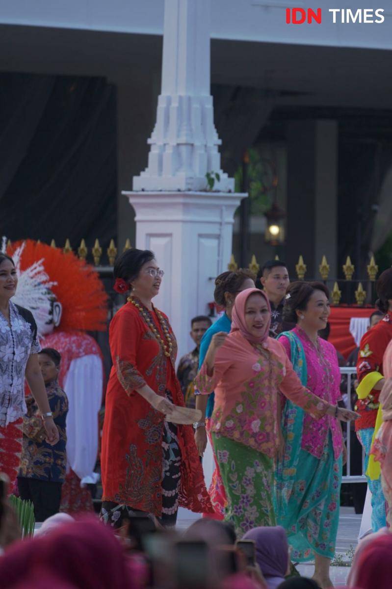 Potret 20 pemred dan jurnalis perempuan tampil anggun dengan kebaya di pagelaran Istana Kebaya. 6 Agustus 2023. (IDN Times/M. Tarmizi Murdianto)