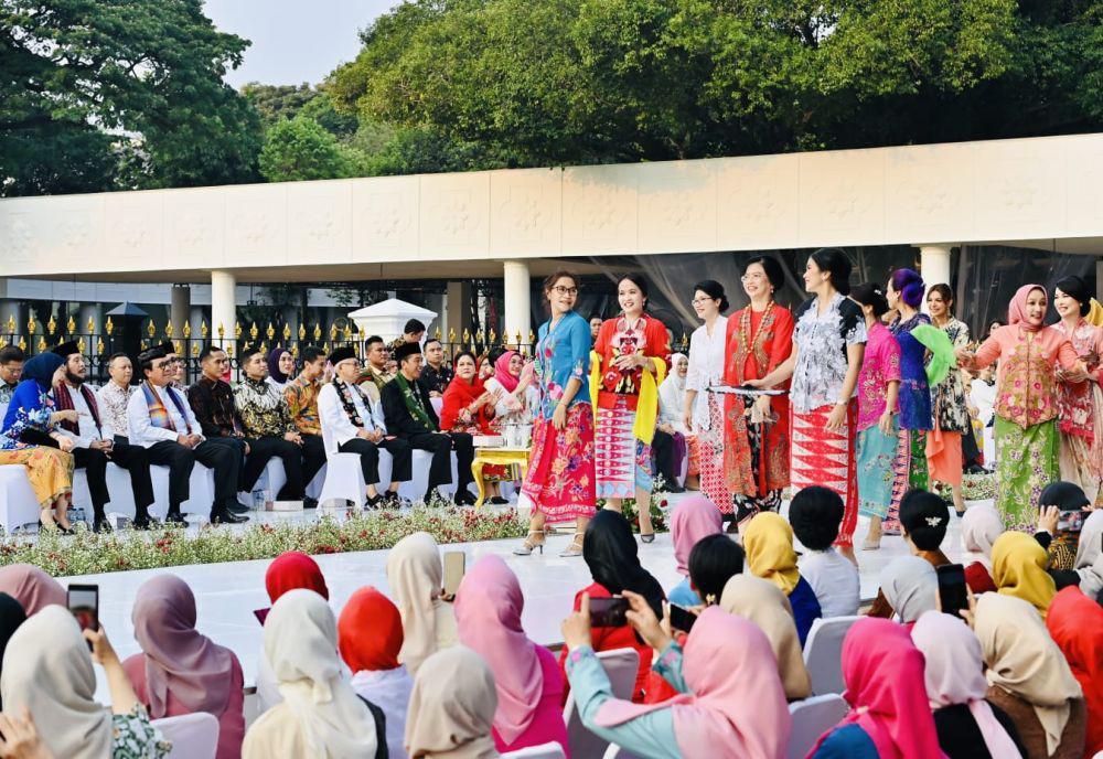 Pemred dan Jurnalis Perempuan Jadi Model Kebaya di Catwalk 200 Meter