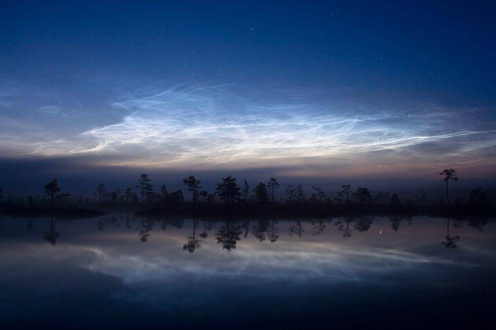 ilustrasi awan noctilucent (Wikimedia.org/Martin Koitmae)