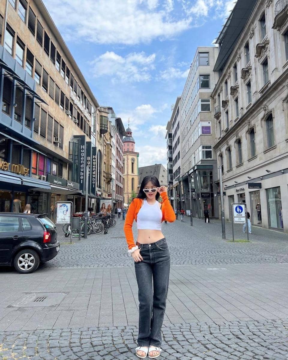 outfit pakai celana jeans ala An Yujin (instagram.com/_yujin_an)