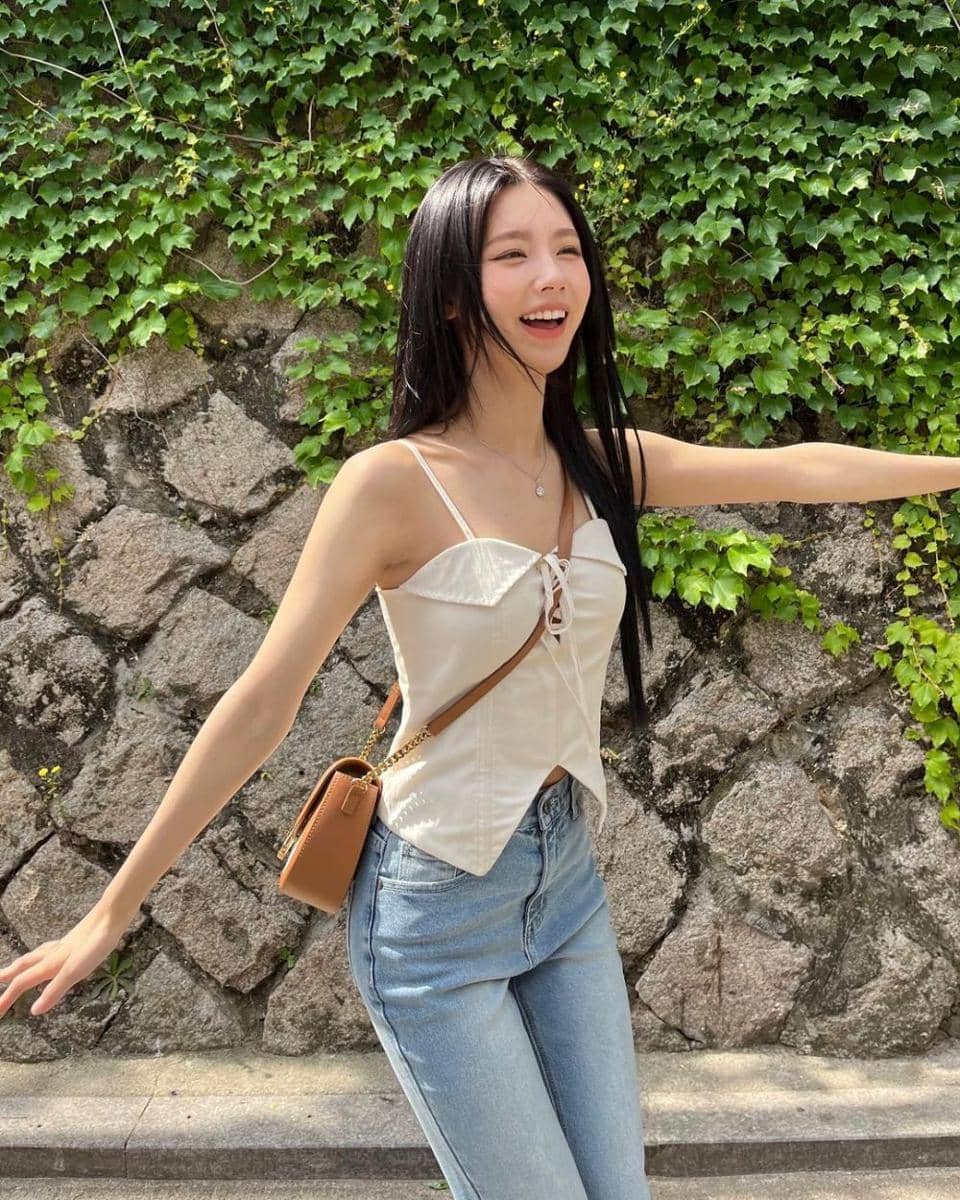 tank top ala Miyeon (G)I-DLE (instagram.com/noodle.zip)