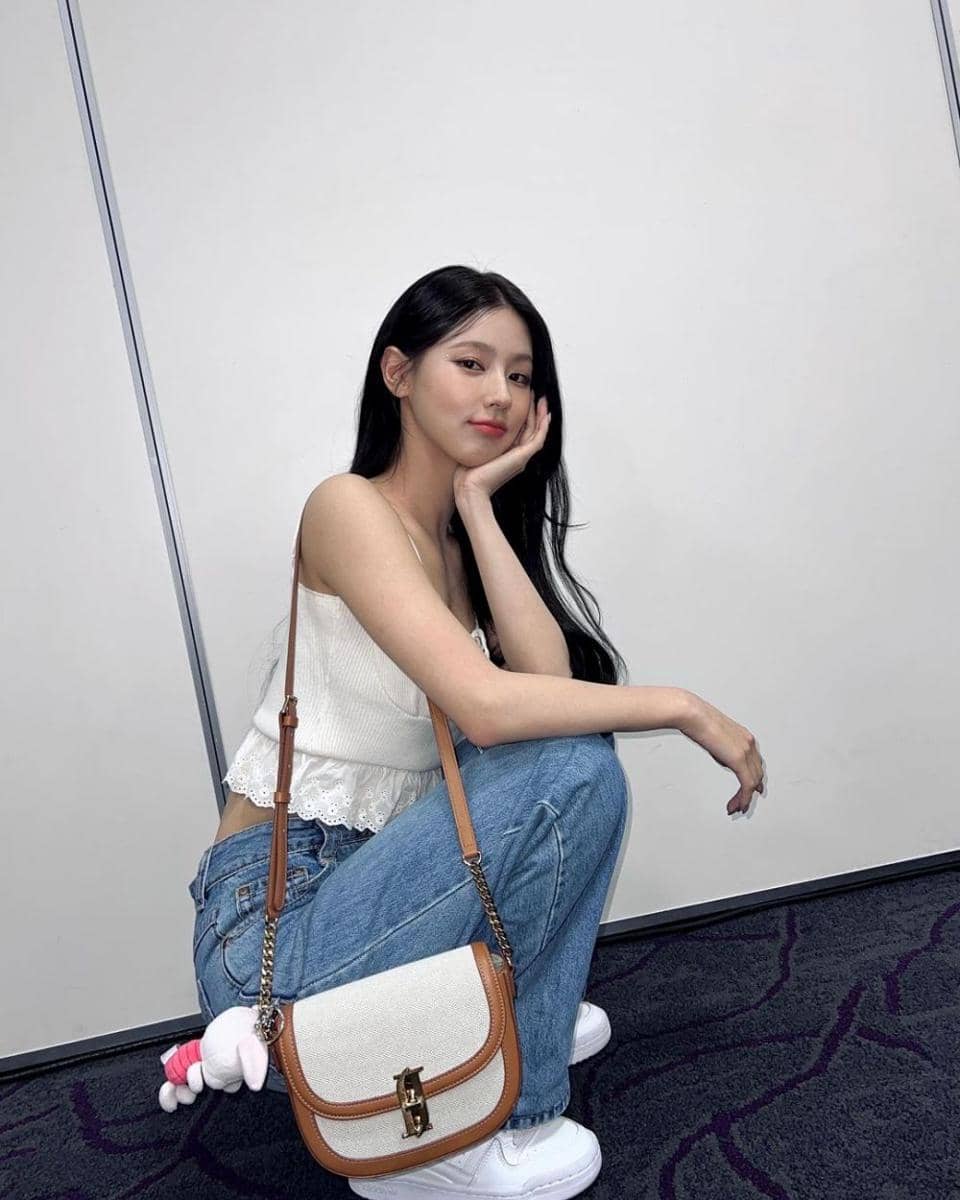 tank top ala Miyeon (G)I-DLE (instagram.com/noodle.zip)