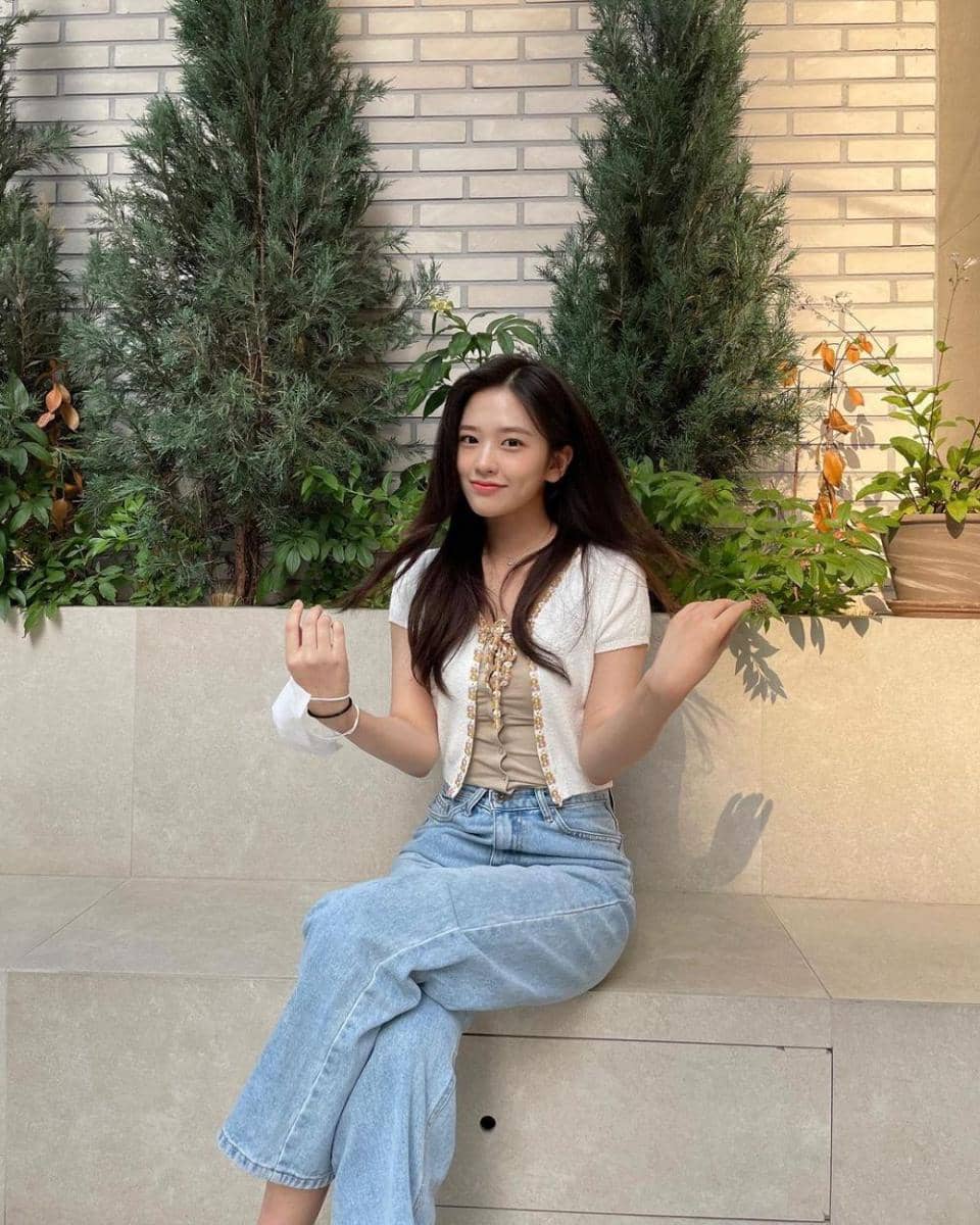 outfit pakai celana jeans ala An Yujin (instagram.com/_yujin_an)
