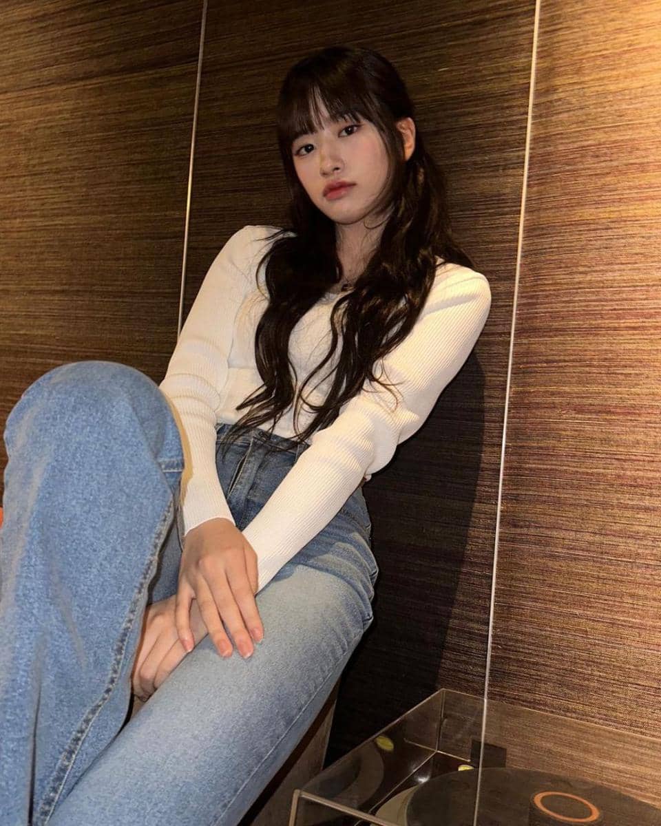 outfit pakai celana jeans ala An Yujin (instagram.com/_yujin_an)