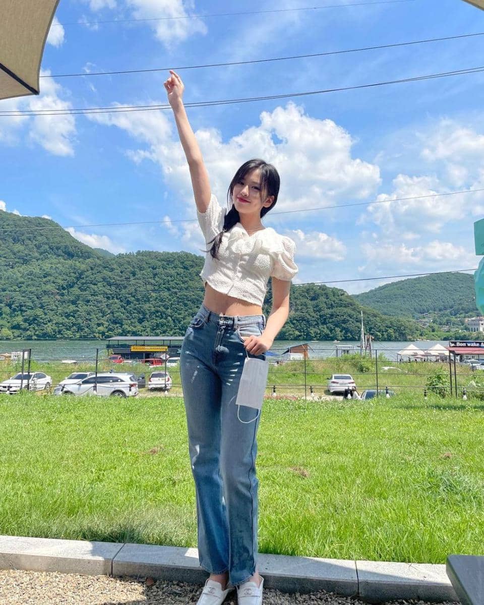 outfit pakai celana jeans ala An Yujin (instagram.com/_yujin_an)