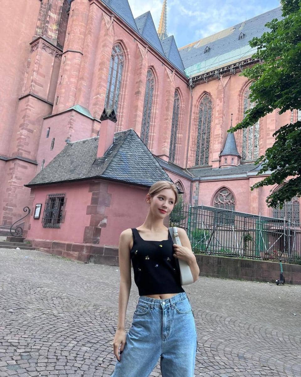 tank top ala Miyeon (G)I-DLE (instagram.com/noodle.zip)