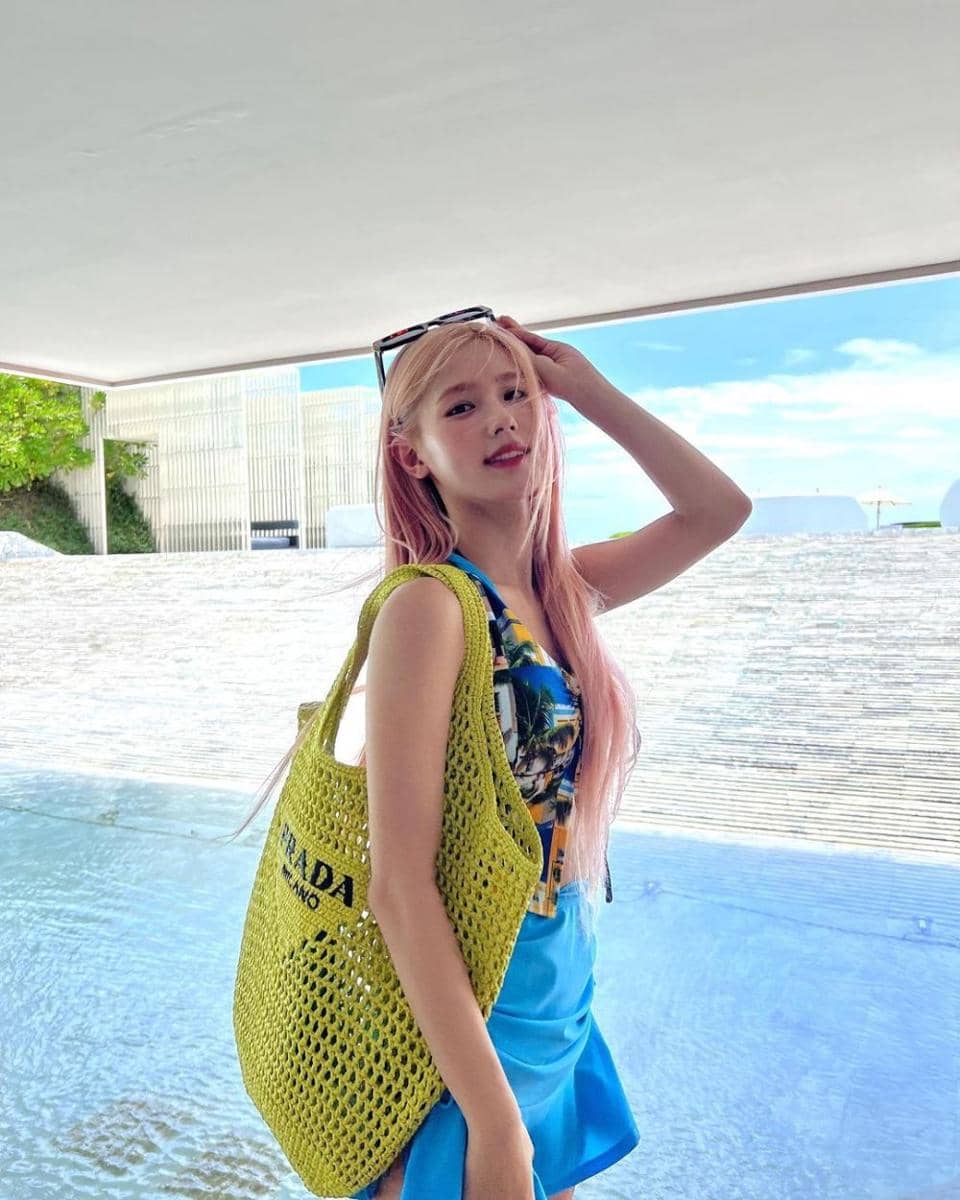 tank top ala Miyeon (G)I-DLE (instagram.com/noodle.zip)