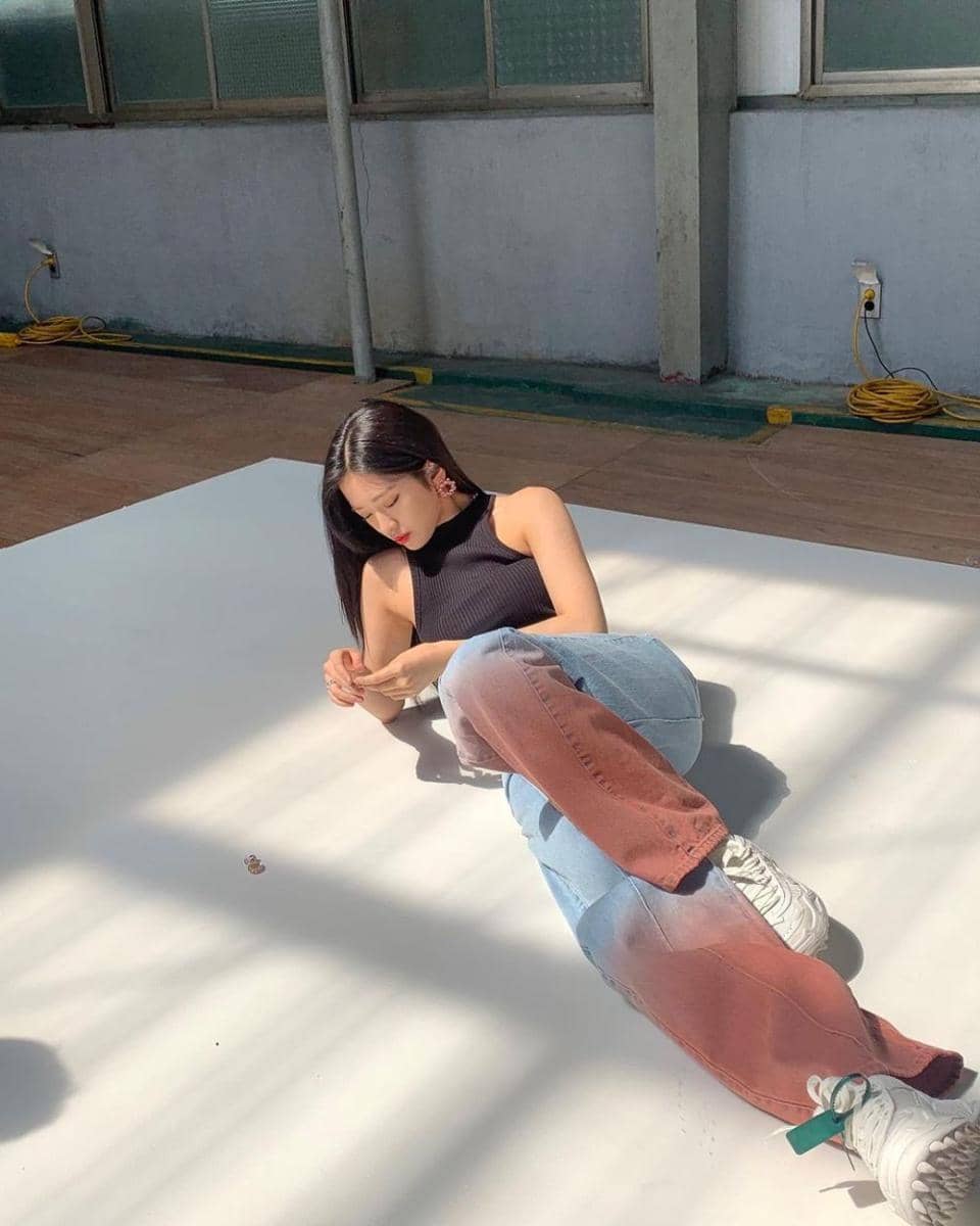 outfit pakai celana jeans ala An Yujin (instagram.com/_yujin_an)