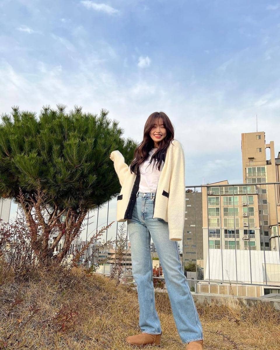 outfit pakai celana jeans ala An Yujin (instagram.com/_yujin_an)