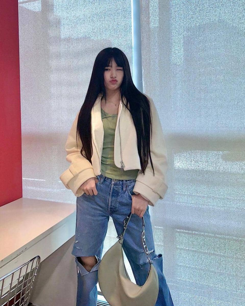 outfit pakai celana jeans ala An Yujin (instagram.com/_yujin_an)