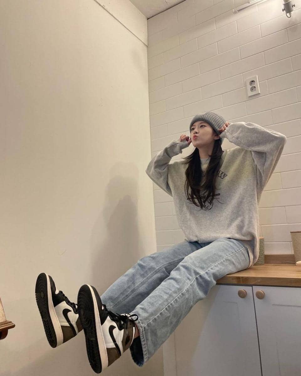 outfit pakai celana jeans ala An Yujin (instagram.com/_yujin_an)