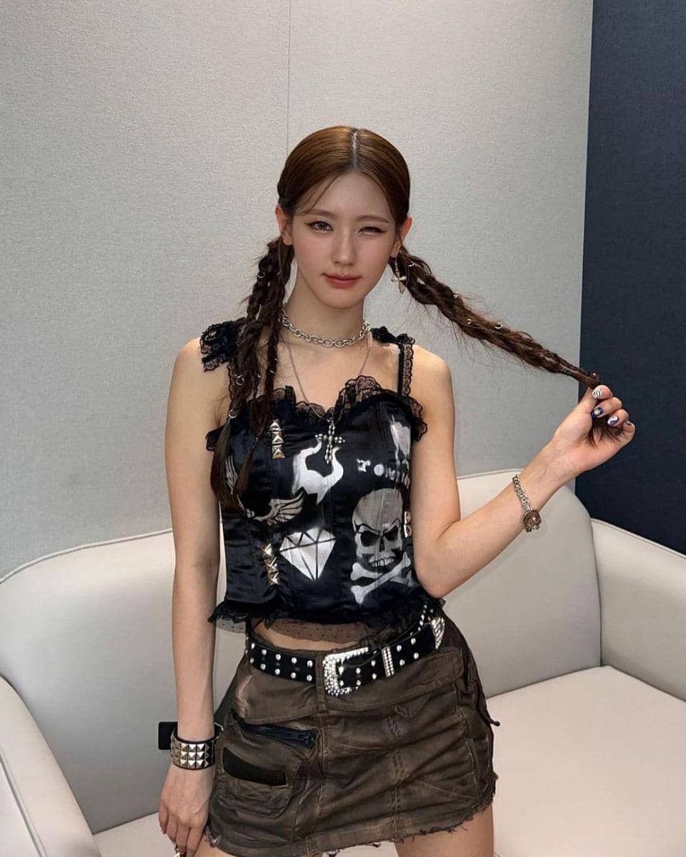 tank top ala Miyeon (G)I-DLE (instagram.com/noodle.zip)