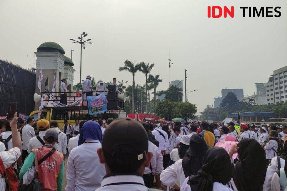 Forum Non-ASN gelar aksi unjuk rasa di depan Gedung DPR RI, Jakarta Pusat (IDN Times/Yosafat Diva Bayu Wisesa)