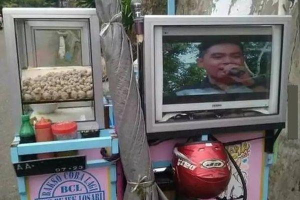 7 Potret Kocak Gerobak Pedagang Punya Fitur Canggih, Berani Beda